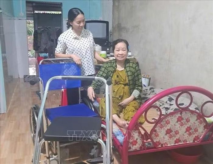 Tại phường Đồng Phú (thành phố Đồng Nai), “Đội chăm sóc sức khỏe gia đình” là lực lượng nòng cốt trực tiếp mang các dịch vụ y tế đến tận nhà dân.