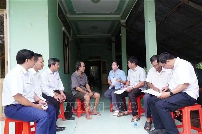 Đoàn kiểm tra công tác phòng, chống dịch của Sở Nông nghiệp và Môi trường thành phố Cần Thơ lập hồ sơ hỗ trợ hộ chăn nuôi lợn ở xã Đại Hải.