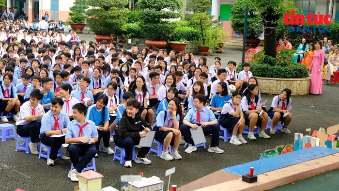 Cùng nhau chia sẻ cũng là cách giúp các bạn thoát khỏi "bóng ma" tâm lí. Ảnh minh họa