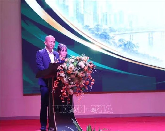 Chủ tịch Tập đoàn Việt Nga Nguyễn Quốc Việt phát biểu cam kết đảm bảo tiến độ, chất lượng và tuân thủ nghiêm túc pháp luật Lào trong quá trình triển khai dự án. Ảnh: Xuân Tú /PV TTXVN tại Lào