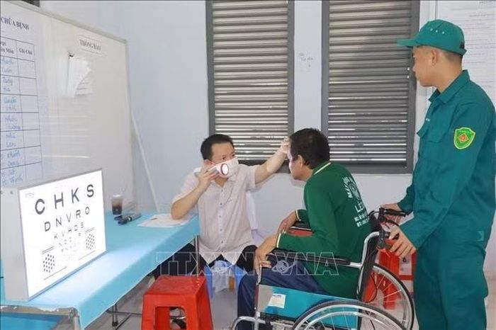 Kiểm tra mắt cho người dân.