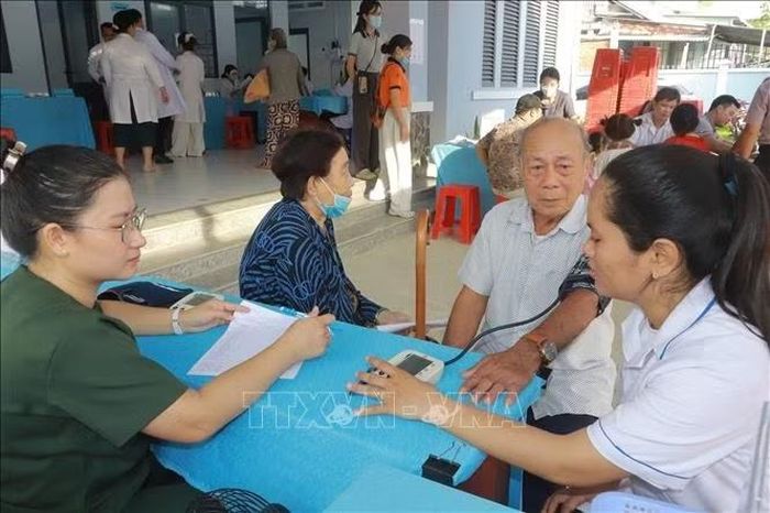 Đối tượng người già, người khuyết tật được ưu tiên thăm khám.