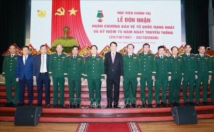 Các đồng chí lãnh đạo, nguyên lãnh đạo Đảng, Nhà nước và các đại biểu dự lễ kỷ niệm. Ảnh: Trọng Đức/TTXVN