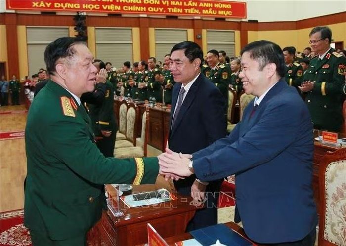 Đại tướng Nguyễn Trọng Nghĩa, Ủy viên Bộ Chính trị, Bí thư Trung ương Đảng, Chủ nhiệm Tổng cục Chính trị QĐND Việt Nam với các đại biểu. Ảnh: Trọng Đức/TTXVN