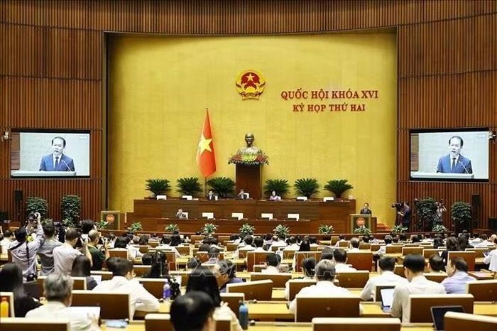 Bộ trưởng Bộ Tư pháp Hoàng Thanh Tùng, thừa ủy quyền của Thủ tướng Chính phủ trình bày tờ trình về 02 dự án: Luật Tài nguyên, môi trường biển và hải đảo (sửa đổi); Luật sửa đổi, bổ sung một số điều của Luật Bảo vệ môi trường. Ảnh: Doãn Tấn/TTXVN