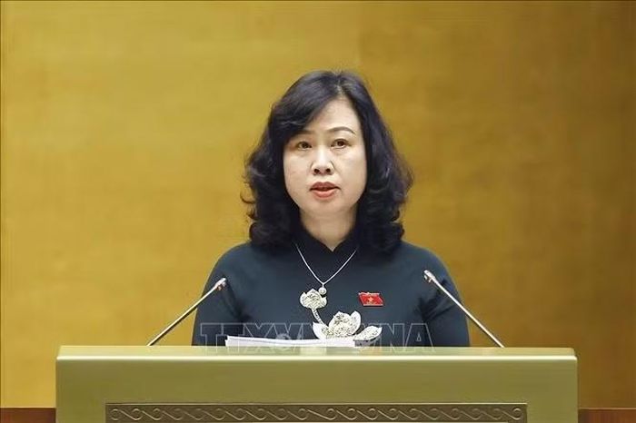 Bộ trưởng Bộ Y tế Đào Hồng Lan, thừa ủy quyền của Thủ tướng Chính phủ trình bày Tờ trình về dự án Luật An toàn thực phẩm (sửa đổi). Ảnh: Doãn Tấn TTXVN