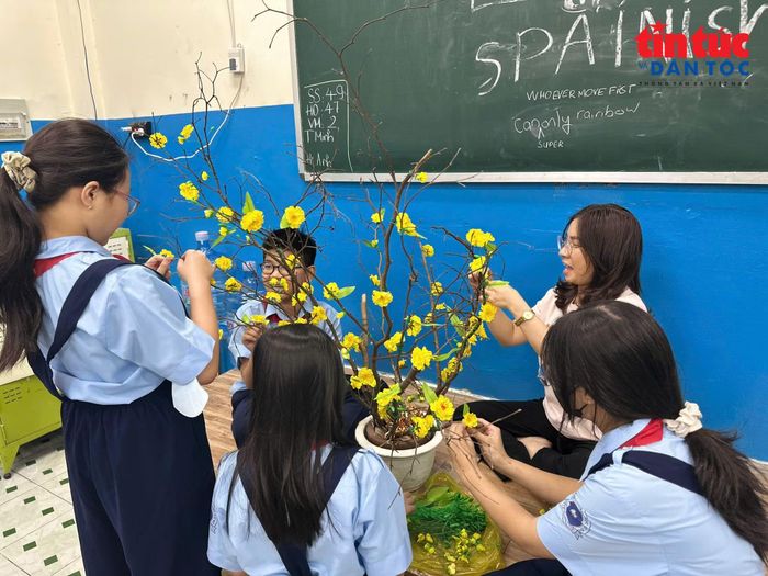 Những buổi hoạt động ngoại khóa là cách gắn kết giữa thầy cô và trò, qua đó dễ nắm bắt suy nghĩ và tâm lý các em nhiều hơn. Ảnh minh họa