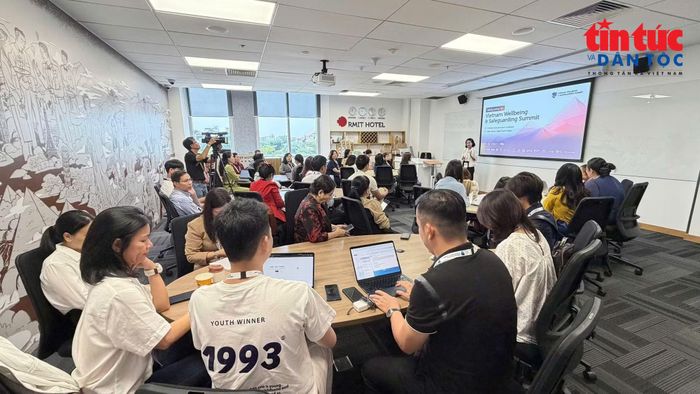 Các giáo viên đang thực hành tương tác về làm thế nào nhận diện tâm lý bất ổn của trẻ.