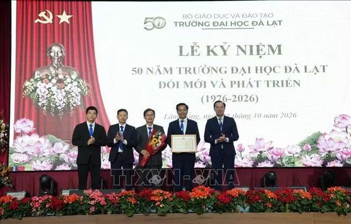 Thứ trưởng Bộ Giáo dục và Đào tạo Hoàng Trung Kiên tặng bằng khen cho tập thể Trường Đại học Đà Lạt tại lễ kỷ niệm.