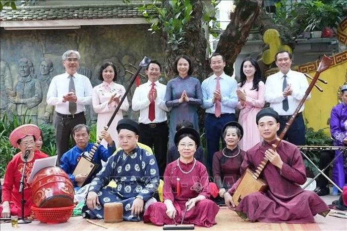 Các đại biểu đến thăm khu vực sinh hoạt của câu lạc bộ ca trù phường Xuân Đỉnh.