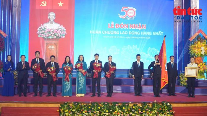 Phó Thủ tướng Lê Tiến Châu và Thứ trưởng Bộ Giáo dục và Đào tạo Nguyễn Thị Quyên Thanh trao Huân chương Lao động hạng Nhất cho nhà trường.