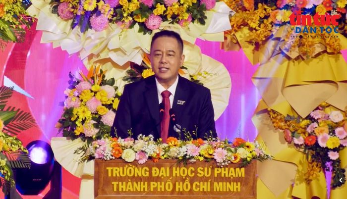 Giáo sư, Tiến sĩ Huỳnh Văn Sơn, Hiệu trưởng Trường Đại học Sư phạm TP Hồ Chí Minh phát biểu tại buổi lễ.