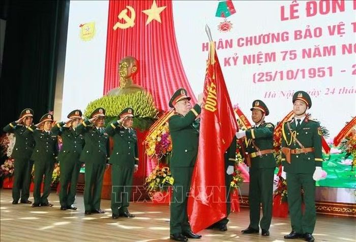 Đại tướng Nguyễn Trọng Nghĩa, Ủy viên Bộ Chính trị, Bí thư Trung ương Đảng, Ủy viên Thường vụ Quân ủy Trung ương, Chủ nhiệm Tổng cục Chính trị QĐND Việt Nam gắn Huân chương Bảo vệ Tổ quốc hạng Nhất lên Quân kỳ Quyết thắng của Học viện Chính trị. Ảnh: Trọng Đức/TTXVN