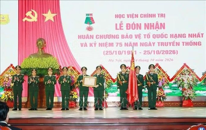 Đại tướng Nguyễn Trọng Nghĩa, Ủy viên Bộ Chính trị, Bí thư Trung ương Đảng, Chủ nhiệm Tổng cục Chính trị QĐND Việt Nam trao Huân chương Bảo vệ Tổ quốc hạng Nhất cho Học viện Chính trị. Ảnh: Trọng Đức/TTXVN