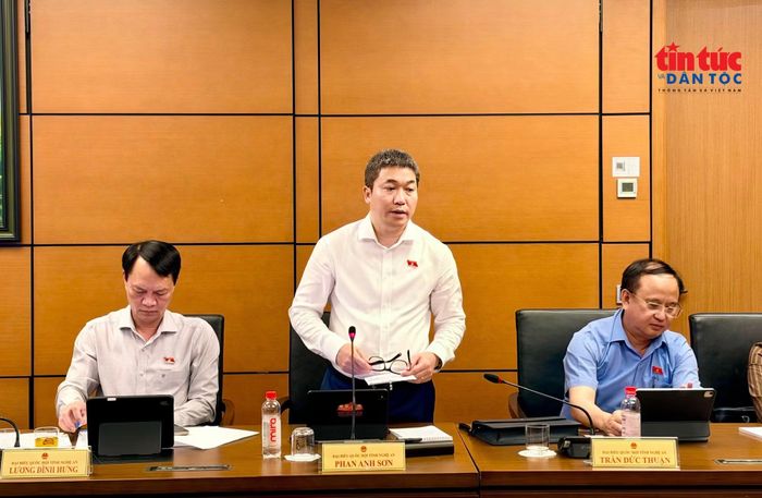 Đại biểu Phan Anh Sơn (Đoàn ĐBQH tỉnh Nghệ An) phát biểu tại tổ. Ảnh: Viết Tôn