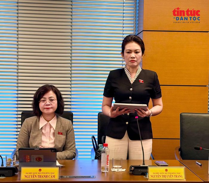 Đại biểu Nguyễn Thị Uyên Trang (Đoàn ĐBQH tỉnh Đồng Tháp) phát biểu thảo luận tại tổ.