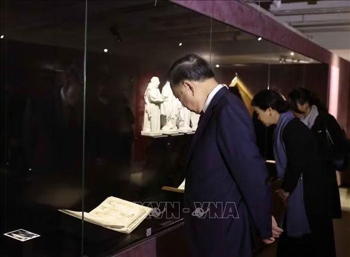 Tổng Bí thư, Chủ tịch nước Tô Lâm và Phu nhân Ngô Phương Ly thăm Thư viện Hoàng gia Bỉ. Ảnh: Thống Nhất/TTXVN