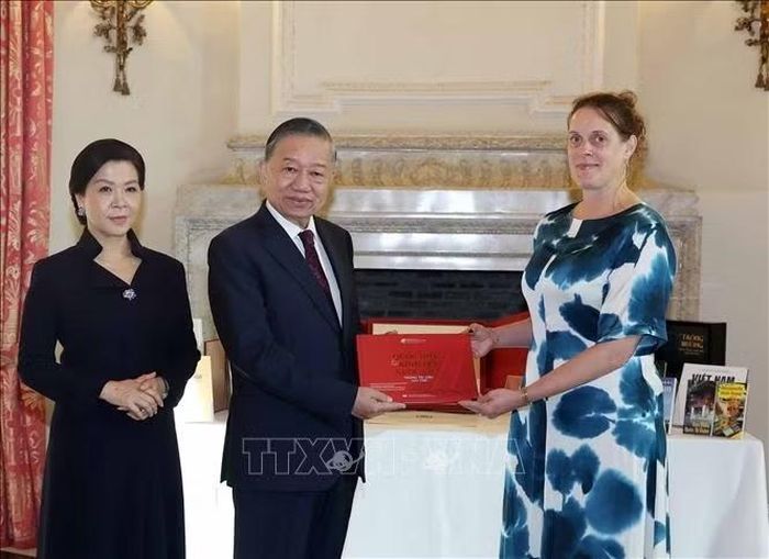 Tổng Bí thư, Chủ tịch nước Tô Lâm và Phu nhân Ngô Phương Ly tặng sách cho Thư viện Hoàng gia Bỉ. Ảnh: Thống Nhất/TTXVN
