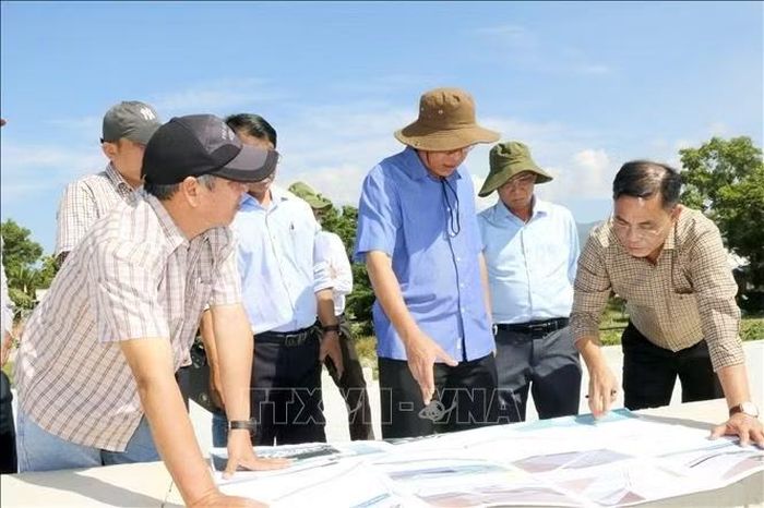 Đoàn công tác của UBND tỉnh Lâm Đồng kiểm tra bản vẽ thi công kè bảo vệ bờ biển thôn Vĩnh Tiến, xã Vĩnh Hảo (Lâm Đồng).