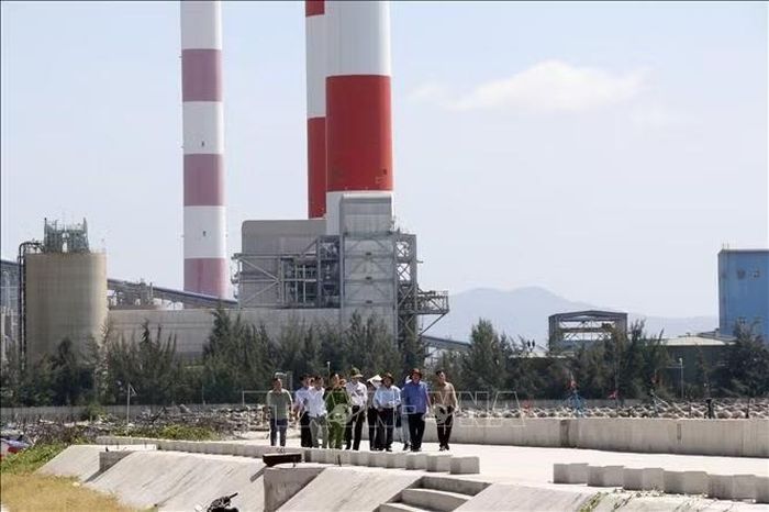 Công trình kè bảo vệ bờ biển thôn Vĩnh Tiến, xã Vĩnh Hảo (Lâm Đồng) liền kề với Trung tâm Điện lực Vĩnh Tân.