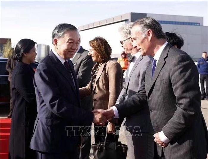 Quan chức Bỉ tiễn Tổng Bí thư, Chủ tịch nước Tô Lâm và Phu nhân Ngô Phương Ly tại Sân bay quân sự Melsbroek, Brussels. Ảnh: Thống Nhất/TTXVN