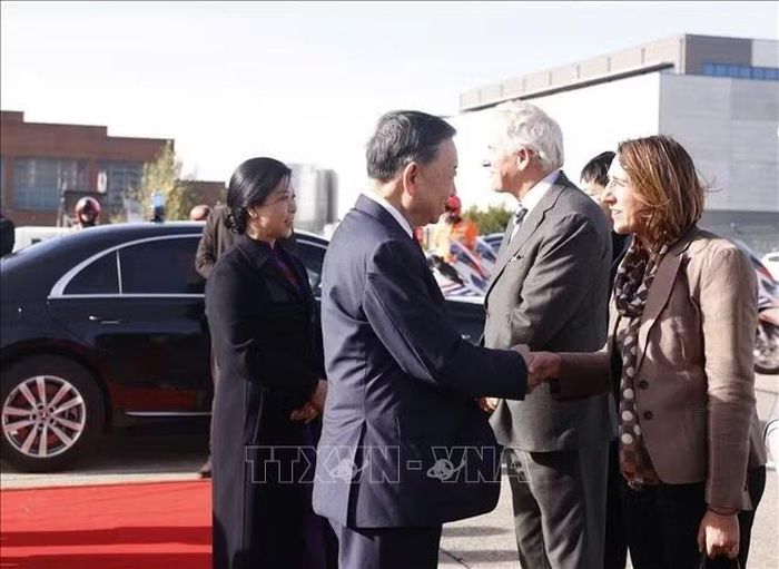 Quan chức Bỉ tiễn Tổng Bí thư, Chủ tịch nước Tô Lâm và Phu nhân Ngô Phương Ly tại Sân bay quân sự Melsbroek, Brussels. Ảnh: Thống Nhất/TTXVN