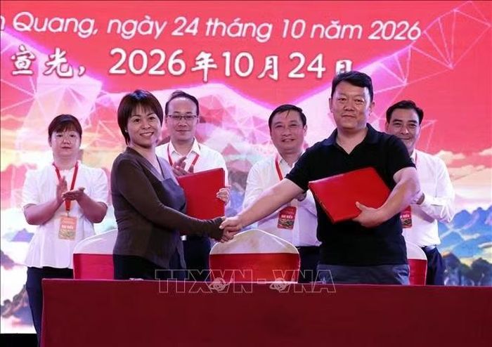 Đại diện các doanh nghiệp, hợp tác xã tỉnh Tuyên Quang ký kết thỏa thuận hợp tác với các doanh nghiệp Trung Quốc.