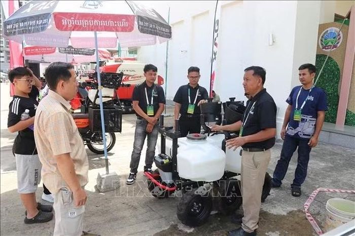 Khách hàng tìm hiểu một thiết bị máy móc phục vụ sản xuất nông nghiệp được trưng bày tại sự kiện. Ảnh: Minh Hưng/PV TTXVN tại Campuchia