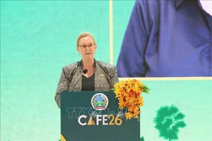 Bà Rebekah Bell, Đại diện Tổ chức Lương thực và Nông nghiệp Liên hợp quốc (FAO) tại Campuchia phát biểu tại lễ khai mạc sự kiện. Ảnh: Minh Hưng/PV TTXVN tại Campuchia