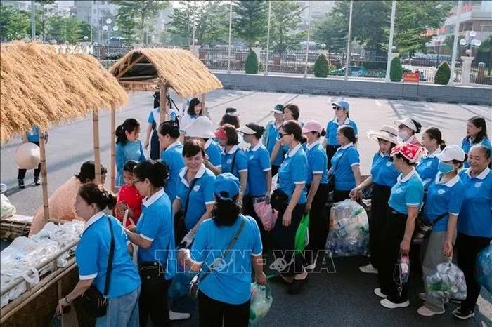 Phụ nữ địa phương tham gia hoạt động đổi rác thải nhựa lấy quà tặng tại sự kiện.