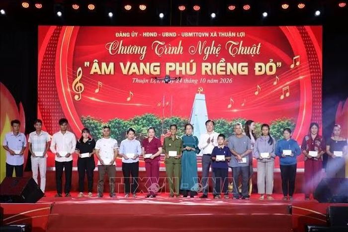 Trao tặng quà tại chương trình.