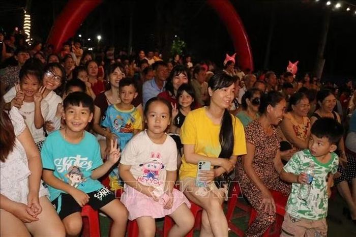 Đông đảo người dân đến thưởng thức chường trình.