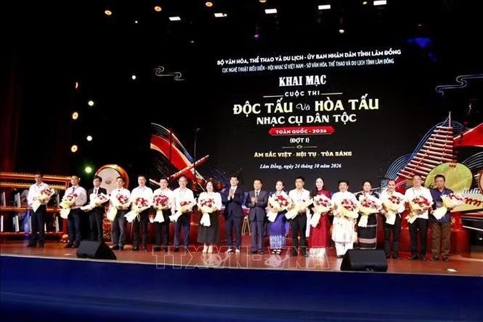 Tặng hoa cho các đơn vị tham gia Cuộc thi Độc tấu và Hòa tấu nhạc cụ dân tộc toàn quốc 2026.