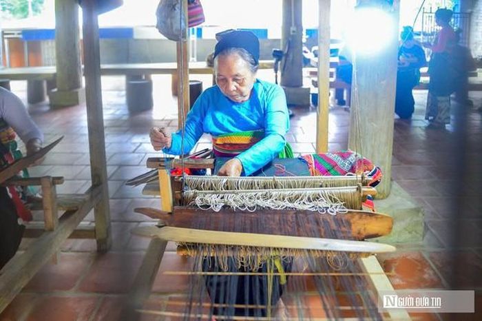 Bà Lương Thị Nhã là một trong những người giỏi dệt thổ cẩm của Bản Bút.
