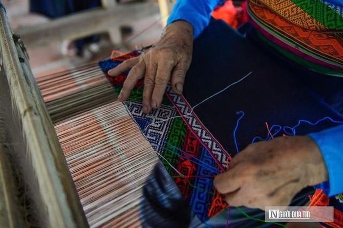 Nghề dệt thổ cẩm đòi hỏi sự khéo léo, kiên nhẫn.