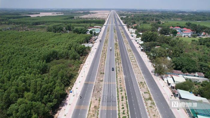 Với quy mô mặt đường rộng, đường 25B tạo không gian lưu thông thuận lợi, hỗ trợ kết nối khu vực Nhơn Trạch với các dự án hạ tầng giao thông trọng điểm. (Ảnh PV chụp tháng 8/2026).