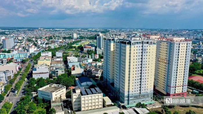 Từ khu vực trung tâm, nhịp sống đô thị ngày càng rõ nét với sự đan xen giữa không gian dân cư, các công trình hiện đại và hoạt động thương mại, dịch vụ.