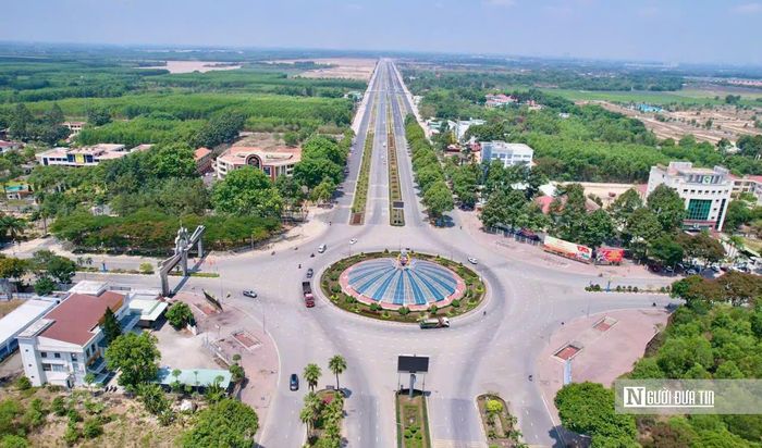 Trung tâm phường Nhơn Trạch đang dần hình thành diện mạo đô thị hiện đại với hệ thống đường sá rộng rãi, nhiều công trình xây dựng và không gian dân cư ngày càng mở rộng.