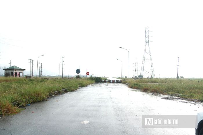 Được khởi công từ năm 2008 và chính thức cán đích vào tháng 8/2025, tuyến đường N5 (đường ngang Khu kinh tế Đông Nam) có chiều dài gần 6,6km với quy mô thông xe ấn tượng (nền rộng 56m, mặt đường rộng từ 2x7,5m đến 2x15m).  Dù đã hoàn thành, tuyến đường vẫn không thể đưa vào sử dụng hiệu quả chỉ vì "nút thắt" đường sắt ngay cửa ngõ ra quốc lộ 1. Theo nhưng quy định hiện hành  không cho phép địa phương tự ý mở đường ngang dân sinh tại khu vực này, khiến dự án giao thông rơi vào tình trạng dậm chân tại chỗ.