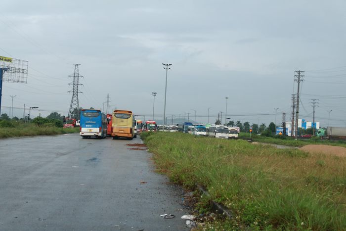 Đoạn đầu tuyến giáp với Quốc lộ 1 hiện vẫn chưa thể triển khai xây dựng. Tình trạng dậm chân tại chỗ kéo dài nhiều năm qua đã biến nơi đây thành một bãi đỗ xe ô tô bất đắc dĩ, trở thành điểm nghẽn giao thông tại khu vực.