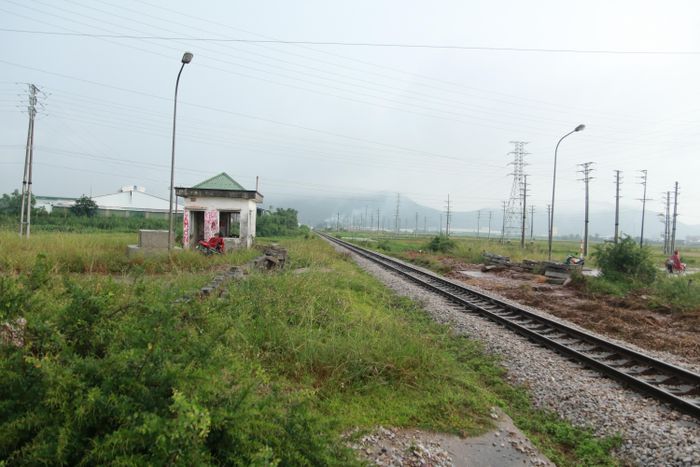 Do đó, việc triển khai và hoàn thành dự án nút giao tại vị trí này là giải pháp then chốt nhằm tháo gỡ triệt để điểm nghẽn hạ tầng đã tồn tại nhiều năm. Dự án cầu vượt là giải pháp cấp thiết nhằm hoàn thiện hạ tầng giao thông tại khu vực hai xã Trung Lộc, Đông Lộc và phía Đông Quốc lộ 1. Nút giao mới sẽ thay thế hệ thống đường ngang dân sinh cũ vốn nhỏ hẹp và quá tải, đáp ứng trọn vẹn nhu cầu vận tải, giao thương hàng hóa đang gia tăng mạnh mẽ trong khu vực.