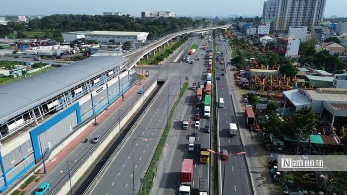 Tuyến đường sắt metro số 1 nhìn từ trên cao.