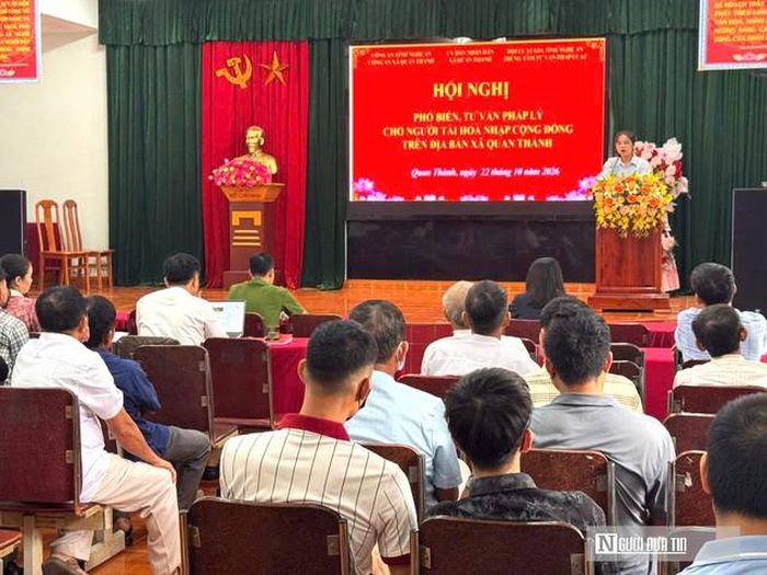 Các Luật gia tuyên truyền phổ biến pháp luật tại hội nghị. 
