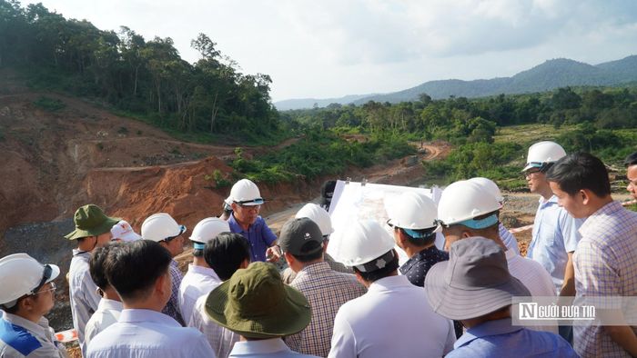 Đoàn công tác kiểm tra tại dự án.