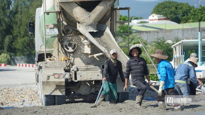 Các công nhân đang thi công tại dự án Kè bảo vệ thôn Vĩnh Tiến.