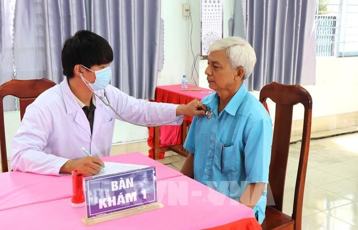 Khám sàng lọc sức khỏe miễn phí cho người dân xã Tân Quới, tỉnh Vĩnh Long. Ảnh: Lê Thúy Hằng – TTXVN