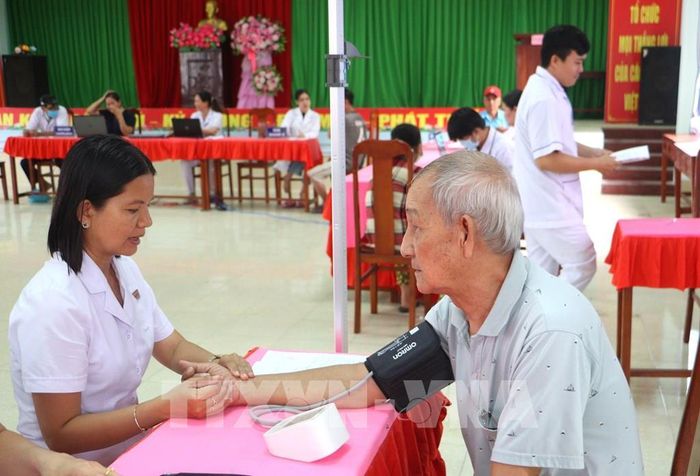 Khám sàng lọc sức khỏe miễn phí cho người dân xã Tân Quới, tỉnh Vĩnh Long. Ảnh: Lê Thúy Hằng – TTXVN