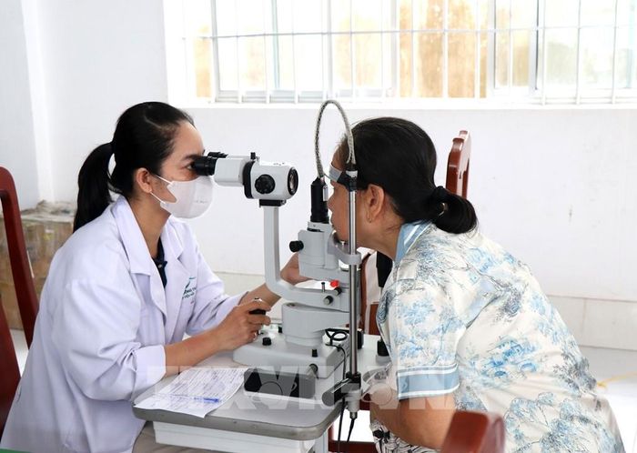 Khám mắt cho người dân xã Hiếu Phụng, tỉnh Vĩnh Long. Ảnh: Lê Thúy Hằng – TTXVN