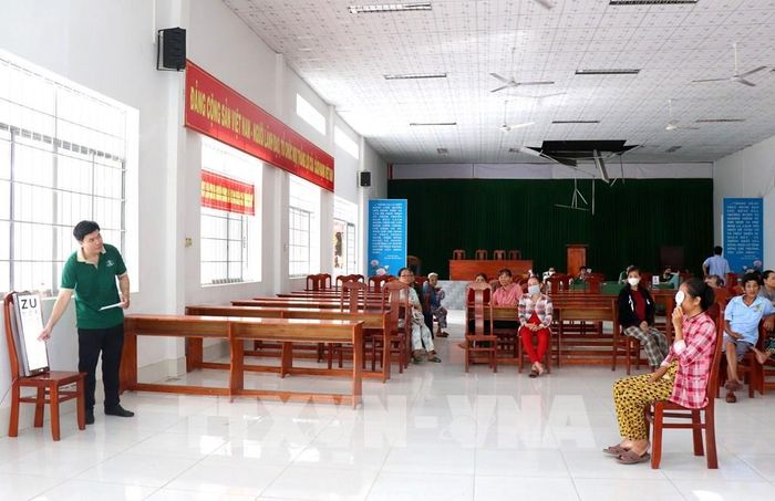 Kiểm tra thị lực cho người dân tại xã Hiếu Phụng, tỉnh Vĩnh Long. Ảnh: Lê Thúy Hằng – TTXVN