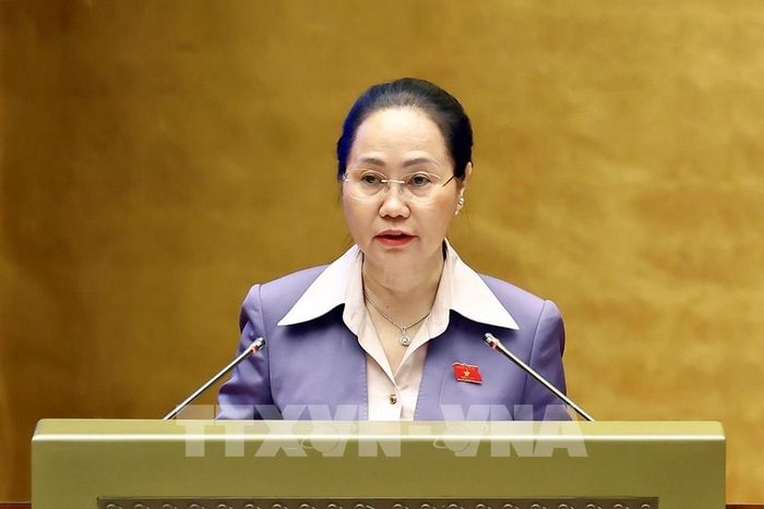 Bộ trưởng Bộ Văn hóa, Thể thao và Du lịch Lâm Thị Phương Thanh, thừa ủy quyền của Thủ tướng Chính phủ trình bày Tờ trình về dự án Luật Phát triển công nghiệp văn hóa. Ảnh: Doãn Tấn – TTXVN